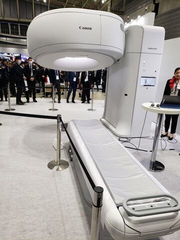 立位撮影が可能なCT （Canonブースにて）